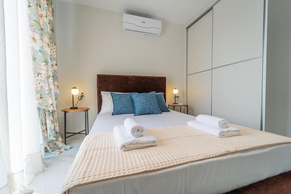 Semiramis Modern - Sleeps 8 Apartment