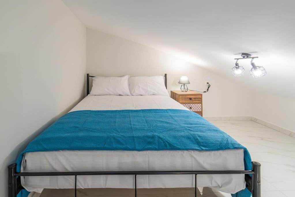 Semiramis Modern - Sleeps 8 Apartment Nea Peramos (Macedonia)