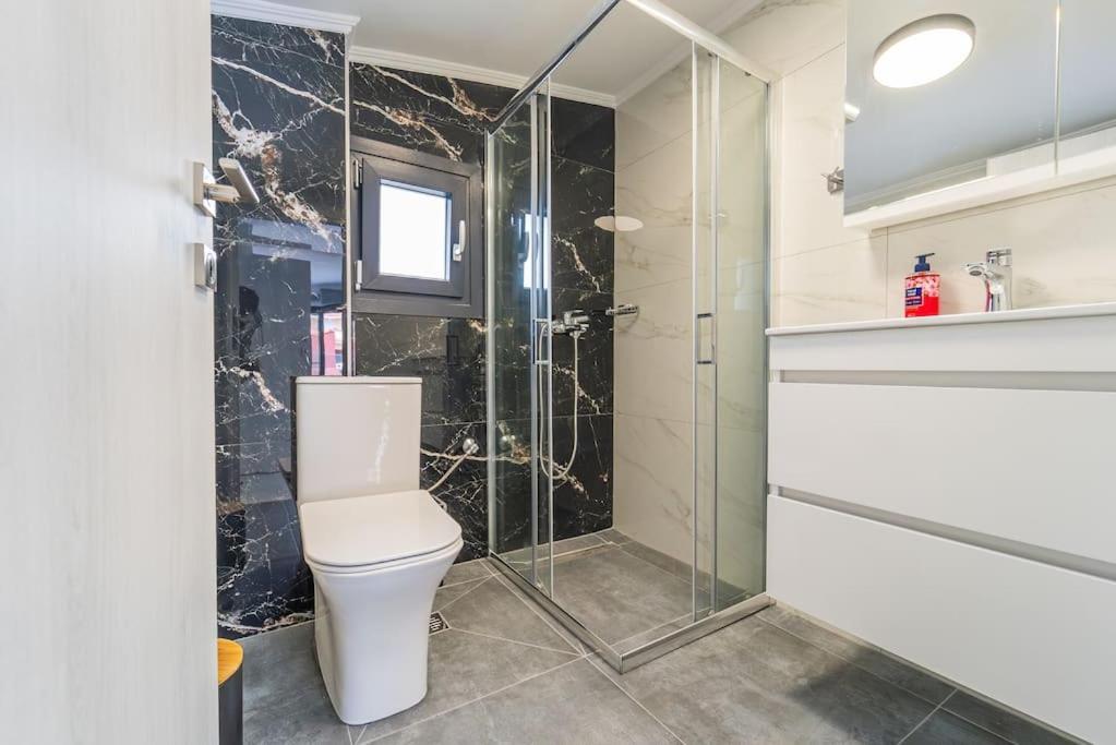 Semiramis Modern - Sleeps 8 * Nea Peramos (Macedonia)